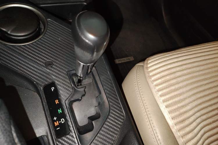 Used Toyota RAV4 2015 2.0L CVT Two-Wheel Drive Fashion Edition Gear Lever