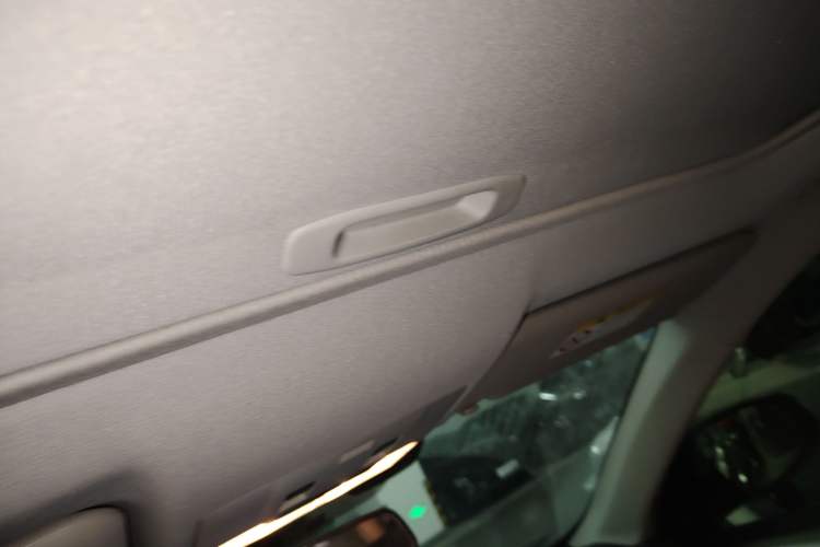 Used Toyota RAV4 2015 2.0L CVT Two-Wheel Drive Fashion Edition Headliner