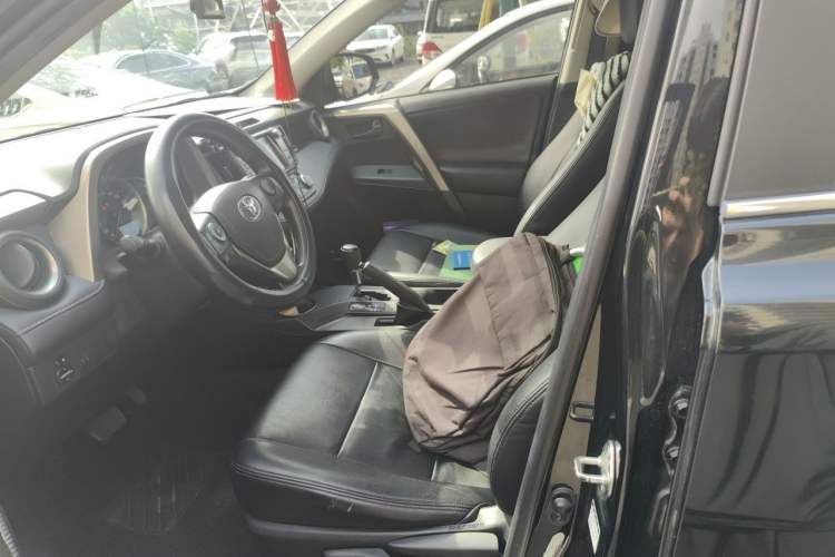 Used Toyota RAV4 2015 2.0L CVT Two-Wheel Drive Fashion Edition Left Front Seat