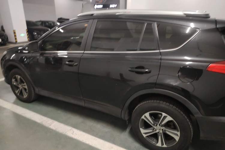 Used Toyota RAV4 2015 2.0L CVT Two-Wheel Drive Fashion Edition Left Side