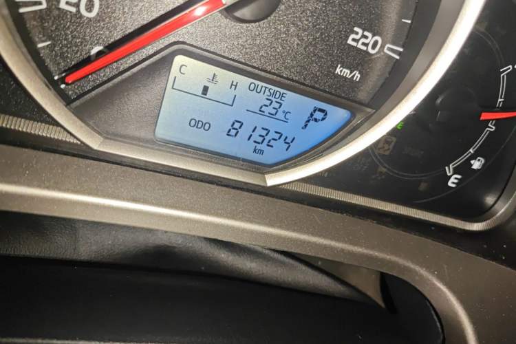 Used Toyota RAV4 2015 2.0L CVT Two-Wheel Drive Fashion Edition Odometer Close Up