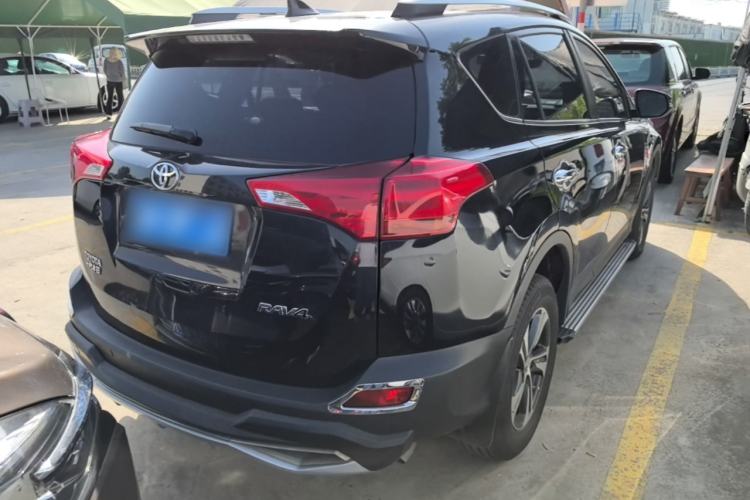 Used Toyota RAV4 2015 2.0L CVT Two-Wheel Drive Fashion Edition Rear Right 45 Deg