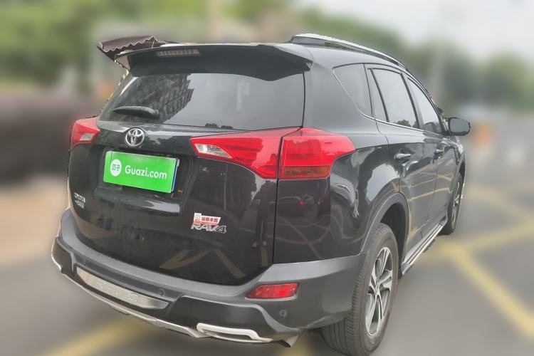 Used Toyota RAV4 2015 2.0L CVT Two-Wheel Drive Fashion Edition Rear Right 45 Deg