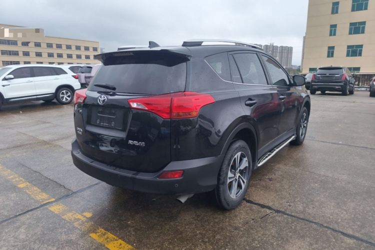 Used Toyota RAV4 2015 2.0L CVT Two-Wheel Drive Fashion Edition Rear Right 45 Deg