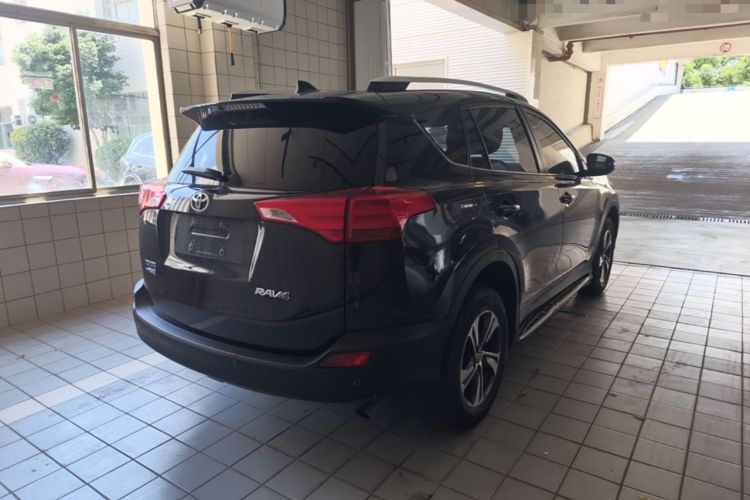 Used Toyota RAV4 2015 2.0L CVT Two-Wheel Drive Fashion Edition Rear Right 45 Deg