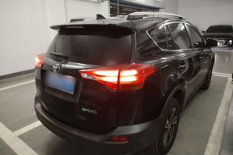 Used Toyota RAV4 2015 2.0L CVT Two-Wheel Drive Fashion Edition Rear Right 45 Deg