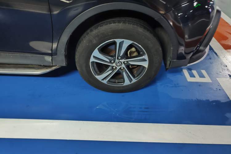 Used Toyota RAV4 2015 2.0L CVT Two-Wheel Drive Fashion Edition Right Front Wheel Hub
