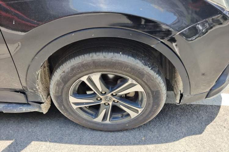 Used Toyota RAV4 2015 2.0L CVT Two-Wheel Drive Fashion Edition Right Front Wheel Hub