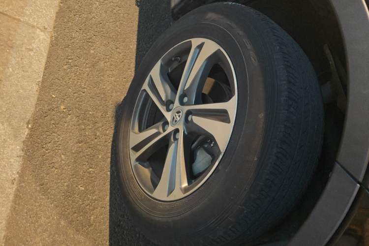 Used Toyota RAV4 2015 2.0L CVT Two-Wheel Drive Fashion Edition Right Front Wheel Hub