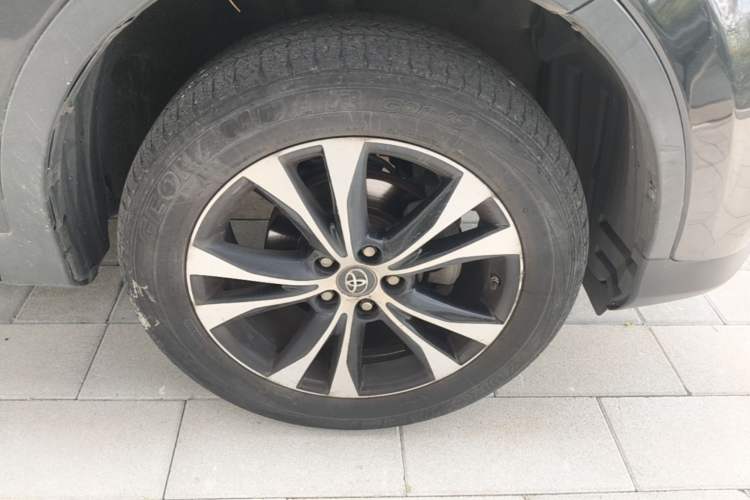 Used Toyota RAV4 2015 2.5L Automatic 4x4 Elite Edition Right Front Wheel Hub