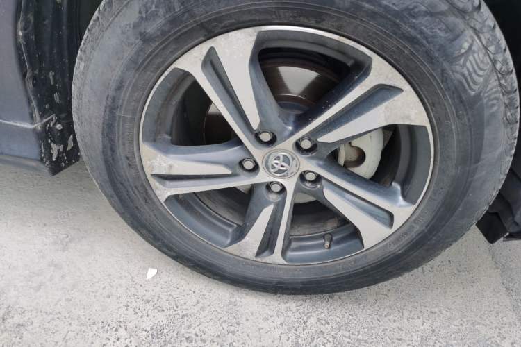 Used Toyota RAV4 2015 2.0L CVT Two-Wheel Drive Urban Edition Right Front Wheel Hub