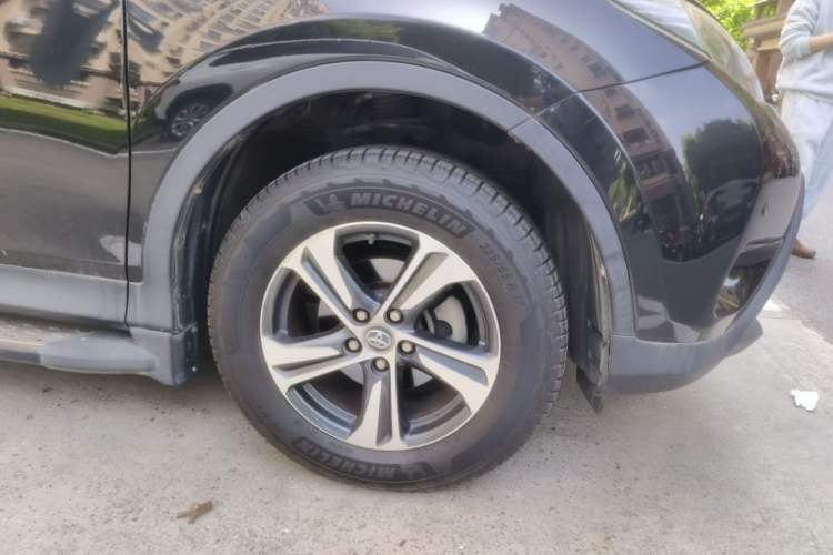 Used Toyota RAV4 2015 2.0L CVT Four-Wheel Drive New Edition Right Front Wheel Hub