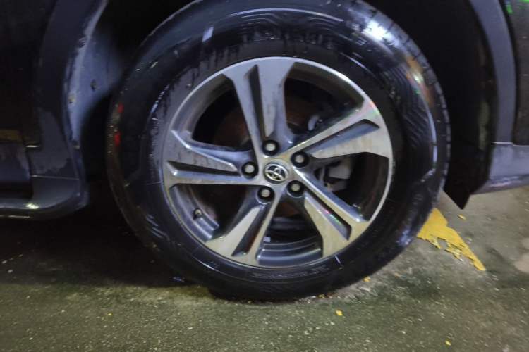 Used Toyota RAV4 2015 2.0L CVT Two-Wheel Drive Fashion Edition Right Front Wheel Hub