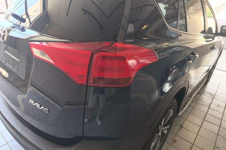 Used Toyota RAV4 2015 2.0L CVT Two-Wheel Drive Fashion Edition Right Rear Taillight
