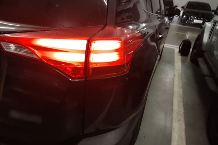 Used Toyota RAV4 2015 2.0L CVT Two-Wheel Drive Fashion Edition Right Rear Taillight