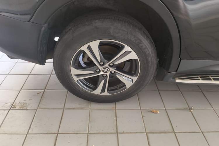 Used Toyota RAV4 2015 2.0L CVT Two-Wheel Drive Fashion Edition Right Rear Wheel Hub