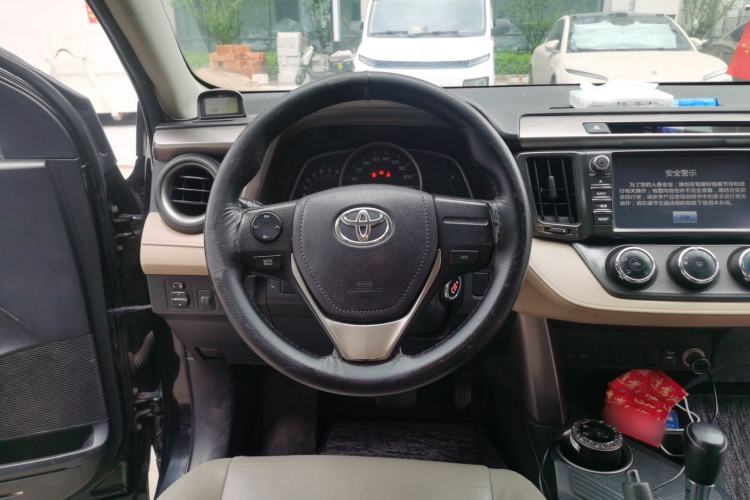 Used Toyota RAV4 2015 2.0L CVT Two-Wheel Drive Urban Edition Steering Wheel