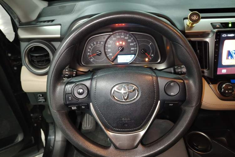 Used Toyota RAV4 2015 2.0L CVT Two-Wheel Drive Fashion Edition Steering Wheel