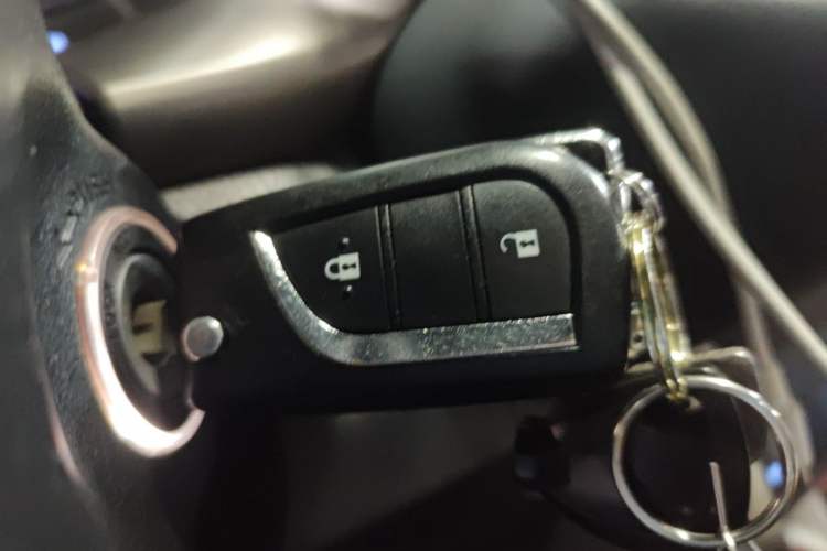 Used Toyota RAV4 2015 2.0L CVT Two-Wheel Drive Fashion Edition Vehicle Key