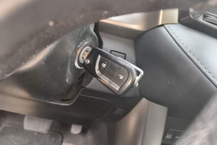 Used Toyota RAV4 2015 2.0L CVT Two-Wheel Drive Fashion Edition Vehicle Key