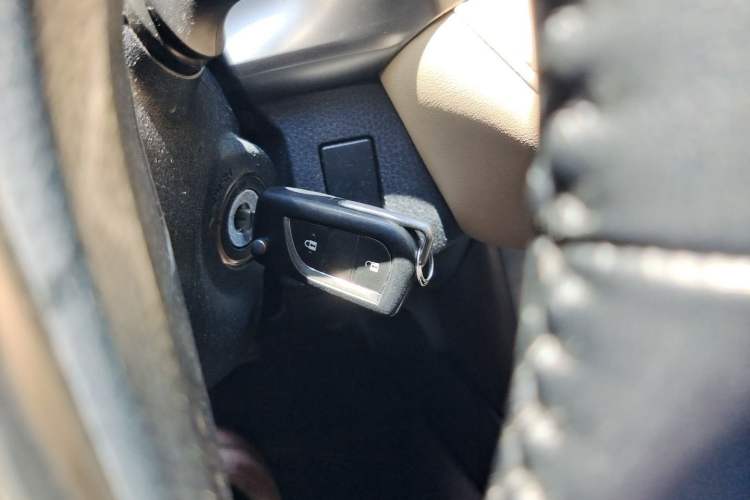 Used Toyota RAV4 2015 2.0L CVT Two-Wheel Drive Fashion Edition Vehicle Key