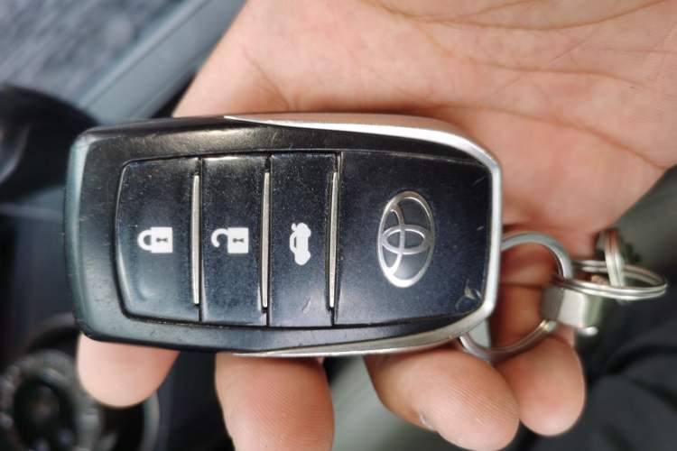 Used Toyota RAV4 2015 2.0L CVT Two-Wheel Drive Urban Edition Vehicle Key