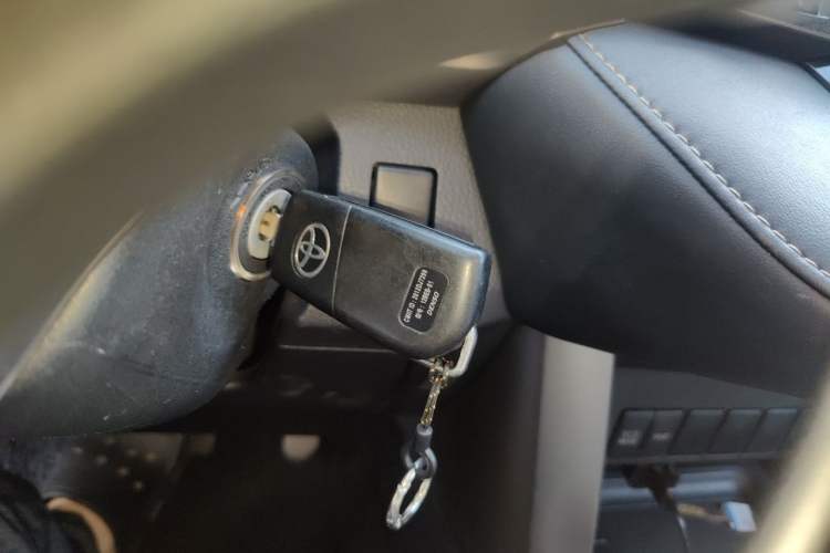 Used Toyota RAV4 2015 2.0L CVT Two-Wheel Drive Fashion Edition Vehicle Key
