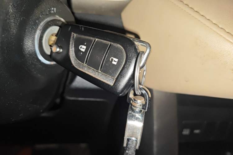 Used Toyota RAV4 2015 2.0L CVT Two-Wheel Drive Fashion Edition Vehicle Key