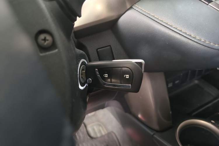 Used Toyota RAV4 2015 2.0L CVT Two-Wheel Drive Fashion Edition Vehicle Key
