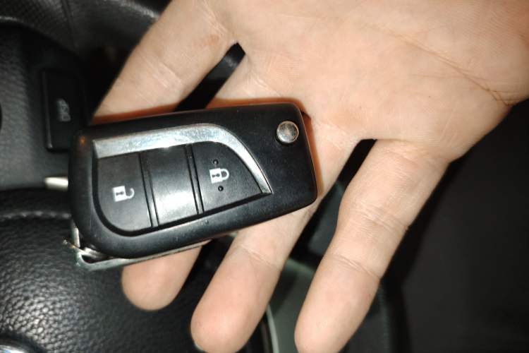 Used Toyota RAV4 2015 2.0L CVT Two-Wheel Drive Fashion Edition Vehicle Key