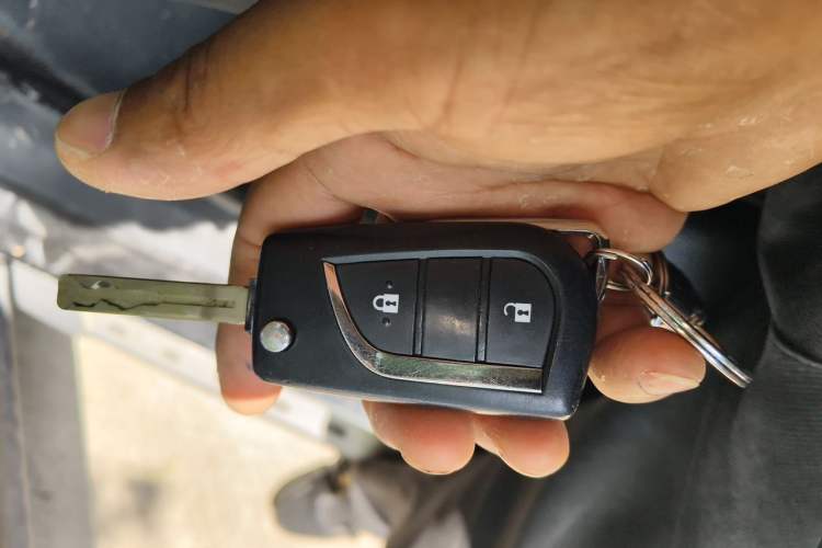 Used Toyota RAV4 2015 2.0L CVT Two-Wheel Drive Fashion Edition Vehicle Key