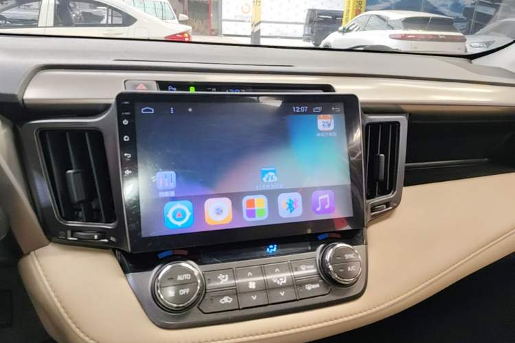 Used Toyota RAV4 2015 2.0L CVT Two-Wheel Drive Fashion Edition Audio And AC Panel