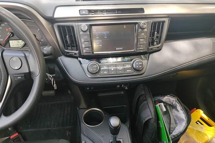 Used Toyota RAV4 2015 2.0L CVT Two-Wheel Drive Fashion Edition Audio And AC Panel