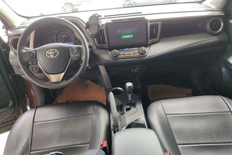 Used Toyota RAV4 2015 2.0L CVT Two-Wheel Drive Fashion Edition Center Console