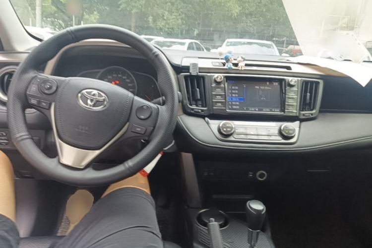 Used Toyota RAV4 2015 2.0L CVT Two-Wheel Drive Fashion Edition Center Console