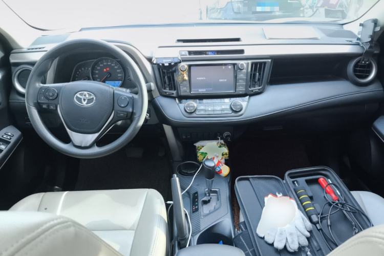 Used Toyota RAV4 2015 2.0L CVT Two-Wheel Drive Fashion Edition Center Console