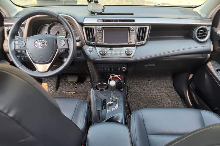 Used Toyota RAV4 2015 2.5L Automatic 4x4 Elite Edition Center Console