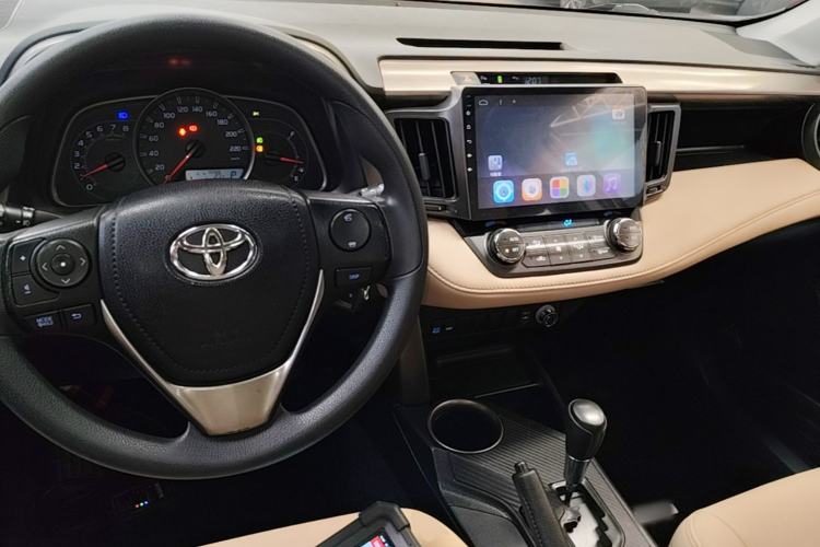 Used Toyota RAV4 2015 2.0L CVT Two-Wheel Drive Fashion Edition Center Console