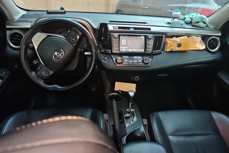 Used Toyota RAV4 2015 2.5L Automatic 4x4 Elite Edition Center Console