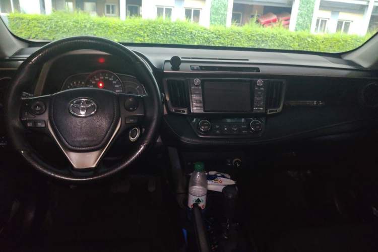 Used Toyota RAV4 2015 2.0L CVT Two-Wheel Drive Fashion Edition Center Console