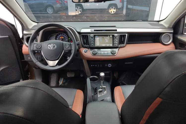 Used Toyota RAV4 2015 2.5L Automatic 4x4 Elite Edition Center Console