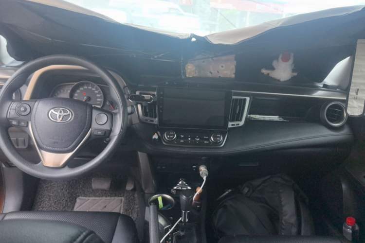 Used Toyota RAV4 2015 2.0L CVT Two-Wheel Drive Fashion Edition Center Console