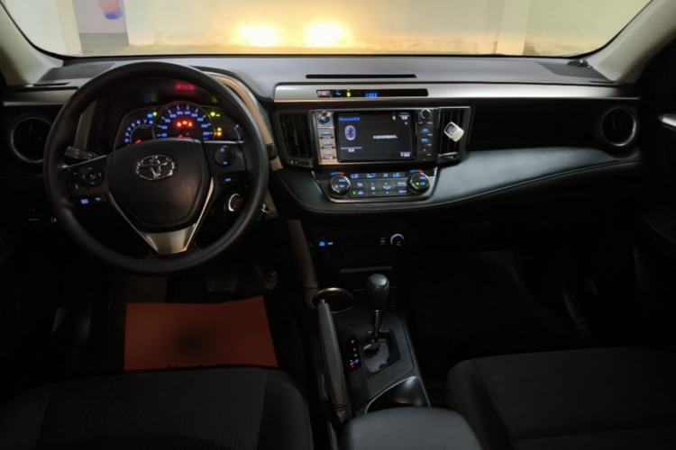 Used Toyota RAV4 2015 2.0L CVT Two-Wheel Drive Fashion Edition Center Console
