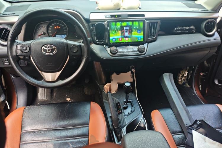 Used Toyota RAV4 2015 2.0L CVT Two-Wheel Drive Fashion Edition Center Console