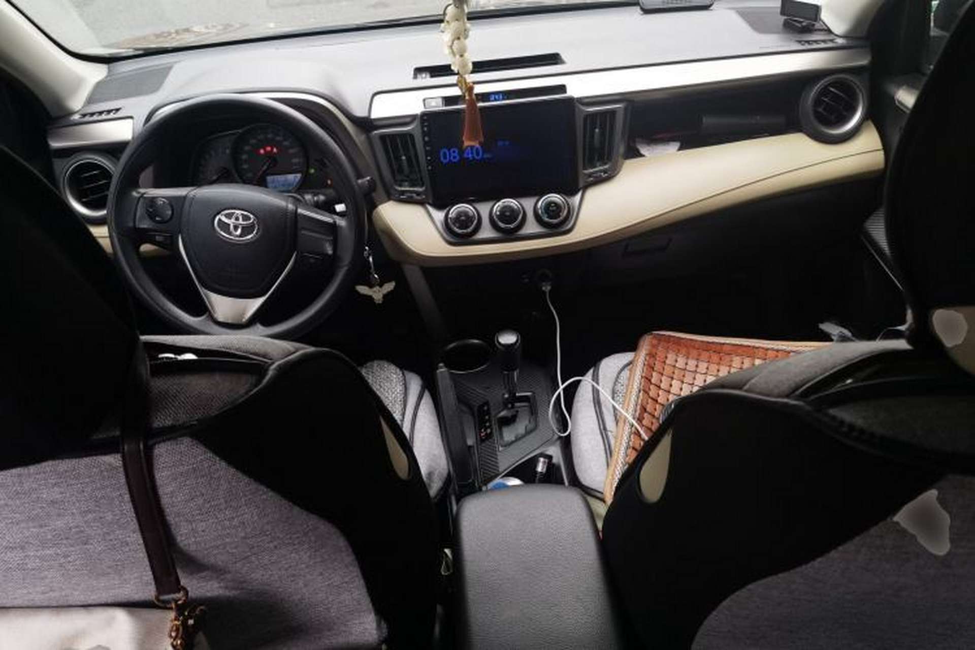 Used Toyota RAV4 2015 2.0L CVT Two-Wheel Drive Urban Edition Center Console