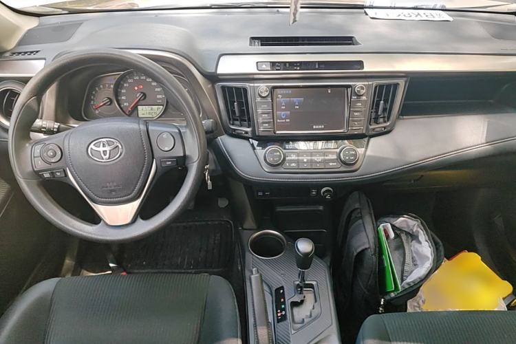 Used Toyota RAV4 2015 2.0L CVT Two-Wheel Drive Fashion Edition Center Console