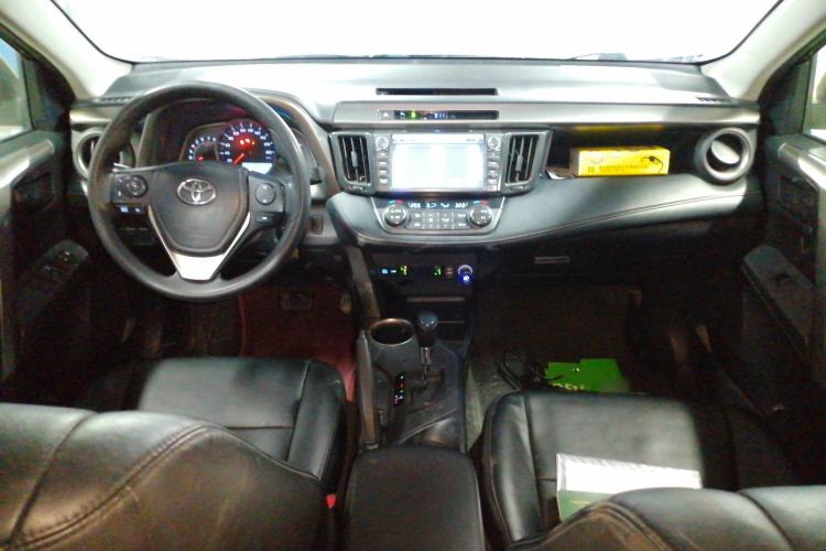 Used Toyota RAV4 2015 2.0L CVT Two-Wheel Drive Fashion Edition Center Console