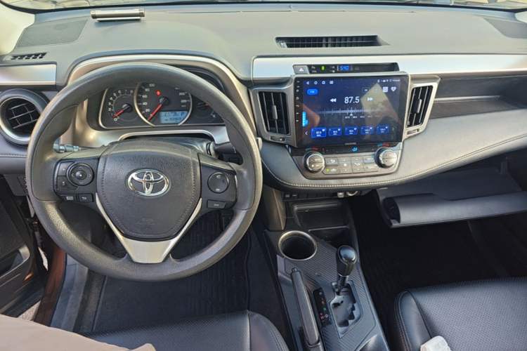 Used Toyota RAV4 2015 2.0L CVT Two-Wheel Drive Fashion Edition Center Console