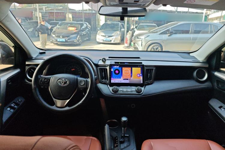Used Toyota RAV4 2015 2.0L CVT Two-Wheel Drive Fashion Edition Center Console