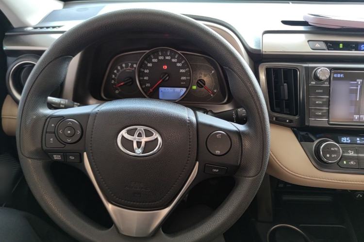 Used Toyota RAV4 2015 2.0L CVT Two-Wheel Drive Fashion Edition Center Console